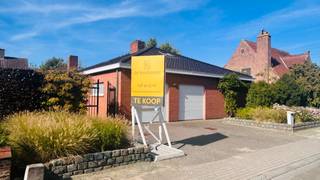 Deze goed onderhouden bungalow uit <strong>1977</strong> ligt in een rustige wijk nabij <strong>het centrum</strong>. De woning blinkt uit in haar praktische indeling en werd altijd met de grootste zorg onderhouden. Met een <strong>bewoonbare oppervlakte van 152 m²</strong> bevindt het volledige leefcomfort zich op het gelijkvloers, aangevuld met een handige eerste verdieping.<br /><br /><strong>Indeling en troeven:</strong>
<ul>
<li><strong>Gelijkvloers:</strong> Inkomhal met gastentoilet en een <strong>natuurstenen vloer </strong>die doorloopt in de keuken en de leefruimte met gezellige houtcassette. De zithoek en keuken (met fornuis, oven, frigo en vaatwas) sluiten aan op de veranda, die toegang geeft tot <strong>het zonnige terras</strong> <strong>en de tuin</strong>. Verder zijn er <strong>3 slaapkamers</strong> (in laminaat) en een badkamer met ligbad, dubbele lavabo en een tweede toilet.</li>
<li><strong>Eerste verdieping: </strong>Bereikbaar via een vaste trap en al voorzien van <strong>vernieuwde Velux-ramen</strong>. Deze ruimte onder het dak is ideaal te gebruiken als logeerkamer, hobbyruimte of extra berging.</li>
<li><strong>Garage: Dubbele garage</strong> met automatische poort en een handige regenwaterpomp.</li>
</ul>
<br /><strong>Technisch:</strong>
<ul>
<li><strong>Elektriciteit:</strong> Volledig <strong>conform!</strong></li>
<li><strong>Ramen:</strong> Grotendeels vernieuwd in <strong>PVC (2010) </strong>met rolluiken in de slaapkamers. Vernieuwde leidingen (badkamer & gastentoilet). Centrale verwarming op mazout.</li>
<li><strong>Renovatieplicht:</strong> Onderhevig aan de Vlaamse renovatieplicht (voornamelijk door het ontbreken van dakisolatie) — de ideale kans om meteen te isoleren naar eigen wens en te besparen op je energiefactuur.</li>
</ul>
<strong>Kortom, een solide en comfortabele thuis met enorm veel potentieel! Plan snel je bezoek en ontdek zelf alle troeven.</strong>