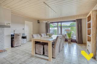 <p>Bekijk ook zeker de 3D virtuele tour en krijg zo nog beter een beeld van wat deze woning u te bieden heeft.<br /><br />Deze woning, gelegen in een rustige omgeving te Balen met een aangenaam grote tuin omvat volgende extra troeven dat het zeker de moeite waard maakt om deze woning te bezichtigen;<br /><br />*grondoppervlakte 15a 62ca - ruime tuin met achterliggend enkel groene vergezichten<br /><br />*zonnepanelen (22 stuks) met een thuisbatterij<br /><br />*vernieuwde keuken (2j) met veel aangenaam 'natuurlijk' lichtinval<br /><br />*2 slaapkamers op het gelijkvloers met een mogelijkheid van 3 extra slaapkamers op de zolder<br /><br />*vernieuwde badkamer met inloopdouche en enkele lavabo<br /><br />*verwarming op airco's (warm/koeling) en in de woonkamer een gezellige (hout) haard<br /><br />*zeer ruim huis dat instapklaar is en wat met de zolder nog veel mogelijkheden biedt voor grote gezinnen<br /><br />Wenst u meer info over deze woning of een vrijblijvende bezichtiging, contacteer dan ons kantoor op het nummer 014 30 02 08.</p>