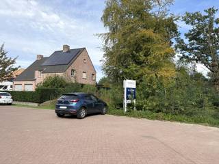 <p><span>In een uiterst rustige en residentiële villawijk, op het einde van een doodlopende straat, bevindt zich deze uitstekend gelegen bouwgrond voor een vrijstaande ééngezinswoning. </span><span>De centrale ligging biedt een ideale combinatie van rust en bereikbaarheid. Winkels, scholen en openbaar vervoer bevinden zich in de nabije omgeving en dankzij het veilige fietspad is de locatie bovendien bijzonder kindvriendelijk. Alle nutsvoorzieningen zijn aanwezig in de straat en er geldt geen bouwverplichting, zodat u zonder tijdsdruk uw bouwplannen kunt realiseren. </span></p>
<p><span>Volgens de geldende bouwvoorschriften kan op het perceel een vrijstaande ééngezinswoning worden opgericht met een maximale bebouwde oppervlakte van </span><strong><span>250 m²</span></strong><span>, inclusief eventuele vrijstaande bijgebouwen. De voortuin dient een bouwvrije strook van minimaal </span><strong><span>6 meter</span></strong><span> vanaf de rooilijn te behouden, terwijl de woning een maximale bouwdiepte van </span><strong><span>17 meter</span></strong><span> mag hebben en op minimaal </span><strong><span>3 meter</span></strong><span> van de zijdelingse perceelsgrenzen moet worden ingeplant. Achter de woning geldt een bouwvrije zone van </span><strong><span>10 meter</span></strong><span>. Een afzonderlijk bijgebouw mag maximaal </span><strong><span>75 m²</span></strong><span> groot zijn</span><span> en maakt deel uit van de maximale bebouwde oppervlakte. </span></p>
<p><span>Kortom, een unieke opportuniteit voor wie op zoek is naar een bouwperceel op een rustige, groene en centraal gelegen locatie, zonder bouwverplichting en met alle mogelijkheden om een droomwoning te realiseren.</span></p>