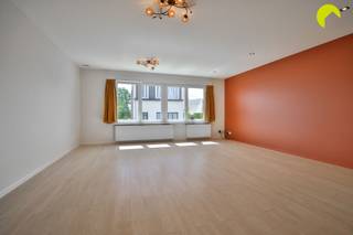 <p><span>In deze autoluwe tuinstraat in Deurne-Zuid vinden we dit 100% instapklaar appartement op de 2de verdieping van een klein gebouw zonder lift.</span></p><p><span>We bevinden ons in een zijstraat van de Boekenberglei, pal tussen de Groenenhoek en de Unitaswijk. Een koffie drinken bij zuurdesembakkerij Bloemberen of gaan zwemmen in het Boekenbergpark? Check! Tal van hot spots vind je hier op wandelafstand. En wil je toch eens naar 't Stad? Dan liggen bus- en tramhaltes eveneens vlakbij.</span></p><p><span>Leuke extra: Op het einde van de straat is een straattuin met een modulair docking station waar je gebruik kunt maken van hangmatten, picknickmeubilair etc. Ideaal voor een straatfeestje of mooie zomeravond.</span></p><p><span> </span></p><p><span>Het appartement werd in 2016 volledig gerenoveerd en ook recent werden er nog diverse updates gedaan; zo werd de zijgevel vorig jaar geïsoleerd en kwam er een ventilatiesysteem type D in heel het appartement. Dankzij deze verbeteringen zal het epc-label dat momenteel in opmaak is, een B vertonen (het vorige epc is label C).</span></p><p><span>Het dak werd geïsoleerd met 12 cm isolatie en overal zijn er nieuwe ramen met hr-glas. Recent werd er nog een nieuwe voordeur geplaatst.</span></p><p><span>Het appartement is verder ook asbestveilig en de elektriciteit is conform tot 2040.</span></p><p><span> </span></p><p><span>Kortom: hier kun je gewoon je verhuisdozen uitpakken en klaar is Kees!</span></p><p><span> </span></p><p><span>Indeling:</span></p><p><span>Lichte living op een neutrale laminaatvloer met een open, ingerichte keuken voorzien van alle toestellen. Een stijlvolle badkamer met douche, lavabo en toilet. Aparte wasberging. Twee slaapkamers aan de achterzijde waarvan één toegang biedt tot een balkon waar je geniet van de ochtendzon.</span></p><p><span>Bij het appartement hoort een grote kelderberging van +- 15 m².</span></p><p><span>Om de hoek is een afgesloten buurtfietsenparking.</span></p><p><span>Alle meters zijn individueel. Geen syndicus en amper gemeenschappelijke kosten (enkel de elektriciteit op de gang en de blokpolis van het gebouw).</span></p><p><span> </span></p><p><span>nuttige informatie:</span></p><p><span>- EPC 292 kWh (m²/jaar)</span></p><p><span>- P- en G-score A</span></p><p><span> </span></p><p><span>Maak nu je afspraak! Bel 03-449 42 41 of mail naar hallo@habicom.be</span></p><p><span>Benieuwd naar de waarde van jouw woning? Check het gratis op <span>www.watismijnhuiswaard.be</span></span></p><p><span> </span></p><p><span> </span></p>