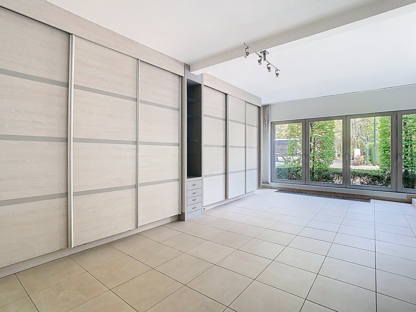 Instapklaar gelijkvloers appartement/kantoor met tuin en parkeerplaatsen. - foto 4