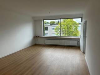 Dit ruime gerenoveerde appartement bevindt zich in een rustige woonwijk vlakbij het bruisende centrum van Mortsel. We betreden het appartement op de 2de verdieping (zonder lift) en vinden een ruime inkomjhal met vestiarekast, apart toilet, ruime en zonnige woonkamer op laminaatvloer, nieuwe ingerichte keuken met bijkeuken en een balkon vooraan.<br />Achteraan vinden we 2 zeer ruime slaapkamers, prachtige badkamer en een balkon. Er zijn tevens een binnenparking en een kelderberging ingebrepen in de huurprijs. De vaste kosten per maand bedragen 120 euro (inclusief water en gasverbruik). Het appartement is onmiddelijk beschikbaar.