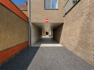 <strong>PRAKTISCHE AUTOSTAANPLAATS</strong>, gelegen op een gunstige locatie <strong>NABIJ HET CENTRUM van Oudenaarde</strong>. Dankzij de vlotte bereikbaarheid en de nabijheid van het stadscentrum vormen deze staanplaatsen een <strong>INTERESSANTE OPPORTUNITEIT</strong> voor zowel omwonenden, pendelaars als investeerders. De staanplaatsen kunnen <strong>ZOWEL AFZONDERLIJK ALS GEZAMELIJK</strong> worden verhuurd, waardoor u maximale flexibiliteit geniet afhankelijk van uw behoeften. Elke staanplaats heeft een afmeting van ca. 5 m x 2,5 m.<br /><br />Bent u op zoek naar een veilige parkeerplaats nabij het centrum? Dan vormen deze autostaanplaatsen een interessante opportuniteit.<br /><br /><strong>Adres: </strong>Beverestraat 106/108 autostaanplaats 15 - 9700 Oudenaarde<br />Onmiddellijk beschikbaar<br />Huurprijs: €75 / maand + 21% BTW