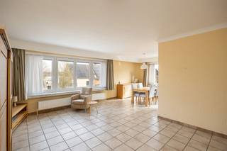 <p><span>Appartement d'angle lumineux avec 3 chambres, terrasse ensoleillée et garage box dans une rue calme</span></p><p><span> </span></p><p><span>Vous êtes à la recherche d'un appartement spacieux dans un endroit calme, tout en étant proche de tout ? C'est l'endroit idéal pour vous. Situé dans un petit immeuble de seulement trois unités, ce lumineux appartement d'angle au deuxième étage dispose d'un agréable espace de vie, de trois chambres à coucher et d'une terrasse ensoleillée orientée sud-ouest. La rue calme, la vue dégagée et le garage box (coachement obligatoire à €25,000,) complètent le tableau.</span></p><p><span> </span></p><p><span>Beaucoup de lumière et un espace de vie agréable</span></p><p><span>On entre dans l'appartement par la porte de sécurité. Le hall d'entrée avec sol carrelé dispose de suffisamment d'espace pour un placard de vestiaire. De ce hall, on accède aux différentes pièces de l'appartement.</span></p><p><span>L'espace de vie d'environ’ca. 40 m² est merveilleusement ouvert, lumineux et sans aucun doute le cœur de l'appartement. Grâce à sa situation en angle et aux nombreuses fenêtres, vous bénéficiez d'une lumière naturelle agréable et d'une vue dégagée. Il y a suffisamment d'espace pour un coin salon confortable et une grande table à manger. Le sol carrelé est pratique à entretenir et les volets électriques – présents dans tout l'appartement – apportent un confort supplémentaire.</span></p><p><span>Vous trouverez ensuite la cuisine en L, pratique, avec de nombreux placards blancs et équipée d'un évier en acier inoxydable, d'une cuisinière électrique, d'un four et d'un lave-vaisselle. La cuisine est un peu vieillotte, mais elle est tout à fait fonctionnelle et offre une bonne base pour ceux qui souhaitent la moderniser plus tard.</span></p><p><span> </span></p><p><span>Trois chambres et une salle de bains rénovée</span></p><p><span>En passant par le hall de nuit, on accède aux toilettes séparées pour les invités et aux trois chambres. La chambre principale, comme les autres chambres, est située au calme à l'arrière et donne un accès direct à la terrasse. En outre, il y a deux pièces supplémentaires qui pourraient parfaitement servir de chambre d'enfant, de bureau, de dressing ou de salle de loisirs –. Le choix est le vôtre. </span></p><p><span>La salle de bains a été rénovée en 2023 et est fraîche et contemporaine. Vous y trouverez une douche spacieuse à l'italienne, un meuble lavabo avec une armoire à glace et un espace de rangement supplémentaire. La connexion pour un lave-linge et un sèche-linge se trouve également ici, ainsi qu'un radiateur sèche-serviettes et une ventilation mécanique.</span></p><p><span> </span></p><p><span>Terrasse sud-ouest bienheureuse</span></p><p><span>Depuis la chambre, on accède à la terrasse d'environ 8,5 m². Grâce à son orientation sud-ouest, elle est très ensoleillée l'après-midi et le soir. Avec une petite table, quelques chaises et quelques plantes, vous pouvez créer un espace extérieur agréable en un rien de temps.</span></p><p><span> </span></p><p><span>Un cadre de vie calme avec tout à proximité</span></p><p><span>Vous vivez ici dans une rue très calme d'Aartselaar, un quartier agréable où vivent de nombreuses jeunes familles. Les magasins, les écoles et les installations sportives sont tous accessibles à vélo. Pour les navetteurs, l'emplacement est particulièrement intéressant : vous avez un accès facile à Anvers et à Bruxelles. Les transports publics sont également à proximité, avec un arrêt de bus dans la Pierstraat.</span></p><p><span> </span></p><p><span> </span></p>