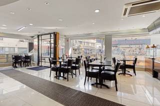 Deze <span>vergunde opbrengsteigendom</span> bestaat uit <strong>twee ruime appartementen en een handelsgelijkvloers</strong>. <br />Deze opbrengstwoning biedt een <span>gunstig rendement en een veilige investering</span> aan. <br /><br /><strong>Indeling:</strong><br />Het appartementsgedeelte geniet op elke verdieping van 77m² ruimte en verleent zich uitstekend tot vlotte verhuring. Beide appartementen zijn instapklaar, maar kunnen een lichte opfrissing gebruiken. De appartementen zijn ingedeeld met een ruime inkomhal met vestiaire, twee ruime slaapkamers waarvan telkens één met terras, een badkamer, een leefruimte en aansluitend een keuken.<br />Op het gelijkvloers bevindt zich een handelsruimte waarin op dit moment een horeca zaak wordt uitgebaat.<br /><br /><strong>Bijzonderheden:</strong><br />Conformiteitsattesten van beide appartementen aanwezig;<br />Geen algemene vaste kosten <strong>(aparte meters voor gas, water en elektriciteit)</strong>;<br />Het gelijkvloers wordt verhuurd aan <strong>€1.300,- EUR per maand</strong>;<br />De 1ste verdieping wordt verhuurd aan <strong>€1.000,- EUR per maand</strong>;<br />De 2de verdieping wordt verhuurd aan <strong>€900,- EUR per maand</strong>;<br />2 kelderbergingen per appartement met aansluiting voor een wasmachine. <br /><br /><strong>Ligging</strong>:<br />Gelegen in een levendige wijk nabij invalswegen, winkels, scholen en openbaar vervoer.