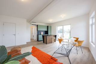 <p><span>Hoogwaardig gerenoveerd en energiezuinig appartement met terras</span></p><p><span> </span></p><p><span>Dit prachtige appartement is gelegen op de eerste verdieping van een volledig gerenoveerd gebouw.</span></p><p><span> </span></p><p><span>Indeling</span></p><p><span>We komen het appartement binnen in de lichtrijke inkomhal. De leefruimte en keuken lopen naadloos in mekaar over met aan zeer mooie parket die we overal in het appartement terugvinden. De prachtige keuken bevat alle moderne toestellen van kwalitatieve makelij. Aansluitend bevindt er zich een gezellig zuidwest-gericht terras met zicht op kasteel De Drie Torekens. Naast de leefruimte is er nog een bergruimte met aansluiting voor de wasmachine.</span></p><p><span> </span></p><p><span>Verder bevinden zich nog twee slaapkamers, alsook een prachtige badkamer met inloopdouche en toilet.</span></p><p><span> </span></p><p><span>Er zijn verfrissende airco-units in de leefruimte en de slaapkamers, alsook zes zonnepanelen op het dak.</span></p><p><span> </span></p><p><span>Bij dit appartement hoort een ruime privatieve kelder op de ondergrondse verdieping.</span></p><p><span> </span></p><p><span>We verkopen ook twee identieke appartementen op de tweede en derde verdieping van dit gebouw.</span></p><p><span> </span></p><p><span>Extra info</span></p><ul><li><span>Fantastische EPC-score: 56 (label A)</span></li><li><span>Alle meters voor de nutsvoorzieningen zijn individueel</span></li><li><span>Lage maandelijkse kosten</span></li><li><span>Elektriciteit conform</span></li><li><span>Geen asbesthoudende materialen aanwezig</span></li></ul><p><span> </span></p>