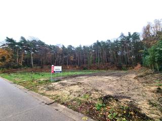 Prachtig gelegen bouwgrond met uitzicht op een bos, dus gegarandeerd groen zicht. Rustige ligging met nabijheid van Aarschot centrum, winkels, scholen en openbaar vervoer. Zeer mooie omgeving voor liefhebbers van rust, wandelen of mountainbiken. <br />De bouwloten zijn reeds verkaveld. Grenspalen zijn aangeduid op het perceel.<br />LAATSTE LOT beschikbaar, reeds 75% verkocht!<br /><br />Deze bouwgrond heeft een zuid oriëntatie.<br />Oppervlakte van 869m²<br />Perceelsbreedte 15,09m<br /><br />Zeer mooie bouwmogelijkheden voor een open bebouwing:<br />- Gevel breedte 10m<br />- gelijkvloers 15m bouwdiepte<br />- 1ste verdiep 12m bouwdiepte<br />- max kroonlijsthoogte 6 tot 6,5m<br />- terras 30m²<br />- Bijgebouw mogelijk 40m²<br /><br />Vraagprijs 222.000 euro<br /><br />Informeer u naar de bouwvoorschriften op ons kantoor: Dupont Vastgoed 015 15 15 15
