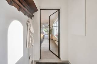 <p><span>Vous recherchez une maison familiale 100 % prête à emménager, économe en énergie et idéalement située ?</span><br /><span>Alors cette charmante maison située au centre de Merelbeke mérite absolument votre attention !</span></p>
<p><strong><span>AGENCEMENT :</span></strong><br /><span>Le hall d’entrée avec porte vitrée vous mène vers un séjour lumineux, suivi d’une cuisine ouverte entièrement équipée donnant directement accès à la terrasse et au jardin.</span></p>
<p><span>Vous trouverez ensuite une première salle de bains avec douche à l’italienne, une buanderie pratique équipée de nombreux placards sur mesure, un WC séparé ainsi qu’un accès à la cave sèche et fonctionnelle.</span></p>
<p><span>Au premier étage se trouve une chambre climatisée avec, attenante, une deuxième salle de bains équipée d’une baignoire ainsi qu’un WC séparé. La deuxième pièce, dotée de placards intégrés sur tout le pourtour, peut être aménagée en dressing, bureau ou chambre.</span></p>
<p><span>Au deuxième étage, vous découvrirez encore deux agréables chambres, idéales comme chambres d’enfants, toutes deux équipées de la climatisation.</span></p>
<p><span>Le garage a été transformé en un espace indépendant pouvant servir de bureau à domicile ou de tiny house. Il est équipé d’un évier et d’un réfrigérateur intégrés dans un meuble, de la climatisation ainsi que d’un escalier fixe menant à un espace sous toiture.</span><br /><span>Idéal comme bureau, salle de jeux ou espace de loisirs.</span></p>
<p><span>À l’extérieur, vous profitez d’un jardin entièrement clôturé, d’une grande terrasse, d’un spacieux local à vélos et d’un abri de jardin.</span></p>
<p><strong><span>ATOUTS :</span></strong><span> label PEB A, 12 panneaux solaires, 4 unités de climatisation, installation électrique conforme, habitation sans risque lié à l’amiante et citerne d’eau de pluie.</span></p>
<p><strong><span>ATOUT SUPPLÉMENTAIRE : LA SITUATION !</span></strong><br /><span>Mobiscore de 8,5/10. En plein centre de Merelbeke, avec commerces, écoles et transports en commun accessibles à pied.</span></p>
<p><span>Pour plus d’informations ou pour organiser une visite, contactez Marianne au 0478 38 12 88.</span></p>
<p><span>Les superficies mentionnées sont données à titre purement informatif et ne sont pas contractuelles.</span></p>