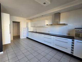 <h2><span>Te huur: Mooi duplexappartement in het centrum van Lanaken</span></h2><p><span>Op zoek naar een aangenaam en rustig gelegen appartement, maar toch vlakbij alle voorzieningen? Dit mooie duplexappartement bevindt zich aan de achterzijde van Residentie Lowies in Lanaken, waardoor je geen hinder hebt van straatlawaai en volop kan genieten van privacy en rust.</span></p><h3><span>Ligging</span></h3><p><span>Het appartement ligt op wandelafstand van het winkelcentrum, grootwarenhuizen, scholen en openbaar vervoer. De ideale combinatie van rustig wonen en een centrale locatie.</span></p><h3><span>Indeling</span><span><br />Benedenverdieping:<br />Ruime, open keuken aansluitend op de lichtrijke woonkamer<br />Praktische berging met aansluiting voor wasmachine<br />Apart gastentoilet aan de inkomhal</span></h3><p><span>Bovenverdieping:<br />Twee ruime slaapkamers<br />Badkamer met dubbele lavabo en douche</span></p><h3><span>Extras<br />Inclusief ondergrondse autostaanplaats</span></h3><p><span>Gemeenschappelijke kosten: 55/maand </span></p><p><span> </span></p><p><span> </span></p>