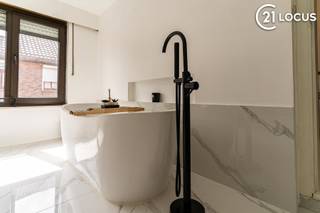 In een rustige en vlot bereikbare woonomgeving bevindt zich deze instapklare gezinswoning met een bewoonbare oppervlakte van 163 m². De woning...