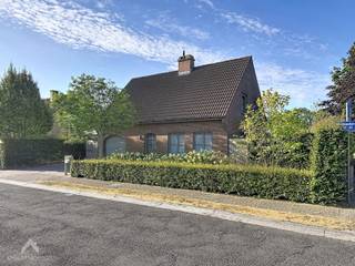 <p>Topgelegen vrijstaande woning op een perceel van 560 m² in de kindvriendelijke woonomgeving van Klokkeput, op een boogscheut van winkels, openbaar vervoer, de Markt en diverse voorzieningen, met een vlotte verbinding naar de R32.</p>
<p>De woning bestaat uit een inkomhal met gastentoilet, een praktische berging, een gezellige leefruimte met zit- en eethoek en open haard, en een ruime leefkeuken voorzien van alle comfort. Verder beschikt het gelijkvloers over een inpandige garage met wasaansluitingen en directe toegang tot het terras en de aangename, onderhoudsvriendelijke tuin met tuinhuis.</p>
<p>Op de eerste verdieping bevinden zich vier slaapkamers en een ruime badkamer uitgerust met douche, ligbad, lavabo en toilet. Via een schuiftrap in de nachthal bereikt u de handige bergzolder. Daarnaast is er een afgesloten carport met aanpalende extra berging.</p>
<p>Extra troeven:<strong> </strong></p>
<ul>
<li>Gunstig EPC</li>
<li>Condenserende gasketel</li>
<li>Dubbele beglazing</li>
<li>Perceel van 560 m²</li>
<li>Inpandige garage</li>
<li>Afgesloten carport</li>
<li>2 ruime buitenbergingen</li>
<li>4 slaapkamers</li>
<li>Rustige en uitstekende ligging</li>
</ul>
<p>Deze woning is te koop ZONDER makelaar via het concept van Smart Houses! Wenst u verdere inlichtingen of een bezoek? Contacteer rechtstreeks de eigenaar via +32478461014</p>