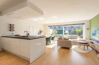 Welkom in deze uitzonderlijk ruime woning aan de Emile Roosestraat 41 in Oostende. Achter de verzorgde gevel schuilt een verrassend groot woonvolume waar licht, comfort en hoogwaardige afwerking centraal staan.<br /><br />Gelegen in een rustige straat, met winkels, scholen en openbaar vervoer op korte afstand, combineert deze woning een ideale ligging met een bijzonder aangename woonbeleving.<br /><br />Vanaf het eerste moment valt de royale indeling op. De woning beschikt over maar liefst vier volwaardige slaapkamers, aangevuld met een extra bureauruimte op de tweede verdieping. Dankzij de overvloed aan ruimte biedt deze woning tal van mogelijkheden voor grote gezinnen, thuiswerkers of wie graag extra hobby- of logeerkamers wenst. Bovendien is er de mogelijkheid om een tweede badkamer te creëren, wat het comfort nog verder verhoogt.<br /><br />De leefruimtes zijn ruim opgevat en afgewerkt met warme parketvloeren die zorgen voor een stijlvolle en tijdloze uitstraling. Het absolute hart van de woning is de hyper uitgeruste keuken met schiereiland en kwalitatieve toestellen, een plek waar koken, gezellig samenzijn en genieten naadloos samenkomen. Aansluitend geniet u van een westgerichte, volledig omheinde tuin met terras, ideaal om in alle privacy van de middag- en avondzon te genieten.<br /><br />Ook op vlak van comfort laat deze woning niets te wensen over. Vloerverwarming op beide verdiepingen, een moderne badkamer met ligbad, inloopdouche en dubbel lavabomeubel, een ingebouwde garage met automatische sectionale poort, elektrische rolluiken, een alarmsysteem en een geavanceerd domoticasysteem zorgen voor een luxueuze en zorgeloze woonervaring.<br />Daarnaast is deze woning volledig klaar voor de toekomst. Met een uitstekende EPC-score A, zeven zonnepanelen, een laadpaal voor elektrische wagens, een waterverzachter en een regenwaterput van 10.000 liter combineert ze duurzaamheid met lage energiekosten.<br /><br />Kortom, een instapklare gezinswoning met uitzonderlijk veel ruimte, een hoog afwerkingsniveau en alle moderne voorzieningen voor jarenlang zorgeloos woonplezier