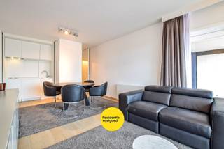 Prachtig afgewerkt appartement (45m²) met frontaal zeezicht op de zeedijk van Nieuwpoort! <br />Dit appartement, ingericht door een interieurarchitect in een modern luxe-suite concept, biedt alles wat u zoekt voor een zorgeloze vakantie of als stijlvol tweedeverblijf.<br />Topligging: Frontaal zeezicht op de zeedijk van Nieuwpoort.<br />Indeling en afwerking: Ruime leefruimte met maatwerk inbouwkasten, strak en functioneel. Volledig ingerichte keuken, aparte slaapkamer met ensuite badkamer: een moderne douche, lavabomeubel en een toilet. Ruim, lichtrijk en ontworpen met oog voor detail en comfort. Energiezuinig met EPC 265. (C-label) Kom het zelf ervaren!<br /><br />De vermelde prijs is een richtprijs, elk bod wordt overgemaakt aan de eigenaar die zich het recht voorbehoudt dit bod al dan niet te aanvaarden.<br /><br />Neem voorsprong met een vrijblijvende en gratis schatting van uw eigendom via:<br />http://www.residentievastgoed.be/gratisonlineschatten