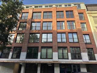 <p><span>Op zoek naar een </span><strong><span>instapklare, energiezuinige studio</span></strong><span> op een fijne plek in Antwerpen? Dan is deze studio aan het Zuid</span><span> misschien wel iets voor jou.<br /><br />Op de vierde verdieping bevindt zich deze studio met volledig geïnstalleerde keuken, denk aan vaatwasmachine, ijskast met vriesvak,... <br />Er is een badkamer aanwezig met een douche en aironditioning. Er is een gemeenschappelijke wasplaats aanwezig in het gebouw. Je hebt vanuit deze studio een mooi zicht op de Montignystraat. Bovendien is deze studio <strong>energiezuinig</strong> met momenteel een EPB in opmaak (score zal overeenkomen met EPC A).<br /><br />En de ligging? Die is gewoonweg top. Je woont letterlijk om de hoek van het Zuidpark, op wandelafstand van het KMSKA, gezellige koffiebars, topadresjes om te tafelen en unieke boetiekjes. Alles wat Antwerpen Zuid zo geliefd maakt, ligt aan je voeten. De campus van KDG Zuid ligt op 300 meter! <br />Ga je liever wat verder? Met de fiets is alles makkelijk bereikbaar en je kan je fiets nadien veilig wegzetten in de <strong>fietsenstalling</strong>. <br /><br /></span><span>De studio is </span><strong><span>onmiddellijk</span></strong><span> beschikbaar.<br /></span><span><br /></span><span>– Huurprijs: €825/maand<br />– Gemeenschappelijke kosten: €95/maand (warm water inbegrepen)<br />– Koud water en elektriciteit apart af te sluiten<br />– Huurwaarborg = 3 maanden - 2 maanden bij studentenhuur<br />– Huurcontract naar gemeen huurrecht of woninghuur<br />– Huurovereenkomst startende 1 jaar, met mogelijkheid tot verlenging<br />– Kosten plaatsbeschrijving = 50/50 tussen huurder en verhuurder<br /></span></p>
<p><span>Graag eens komen kijken? Vraag een bezoek aan via volgende link: https://jamar.immo/te-huur/instapklare-studio-nieuwbouw-op-het-zuid/ en contacteer gerust jozefien@jamar.immo</span><span> bij vragen</span></p>