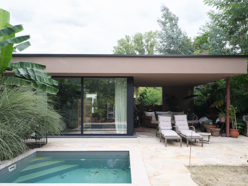 Twee uitzonderlijke bungalowvilla’s op één groen perceel van 3.022 m² in een residentiële wijk in De Pinte. - photo 2