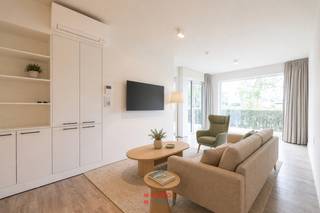 Op zoek naar een assistentieflat met alle comfort, hetzij voor eigen gebruik, hetzij als interessante investering? Dan mag u deze zeker niet laten liggen!<br /><br />Deze flat in de gegeerde topresidentie Zuidburg is tot in de puntjes afgewerkt met kwalitatieve materialen en een hedendaagse look &amp; feel. Ze werd optimaal ingericht als volwaardig woonappartement, ook wanneer u binnenkort wat extra zorg of comfort nodig heeft. De volledig uitgeruste keuken en de aangepaste badkamer zijn dan ook dé echte troeven van dit appartement, net als het gezellige terras met zicht op het water en de stad in de achtergrond. Bovendien beschikt deze flat over een eigen stuk tuin grenzend aan het terras.<br /><br />Ook de ligging van Residentie Zuidburg is een schot in de roos: rustig gelegen, maar toch op wandelafstand van alles wat u nodig heeft. Winkels, het gezellige centrum van Veurne met zijn sfeervolle restaurants op de oude markt: het ligt allemaal binnen handbereik. Ook binnen de residentie zelf is er heel wat te beleven, met onder meer een heerlijke brasserie, een kapper en een fitnessruimte.<br /><br />Energetisch scoort dit appartement bovendien uitstekend: met een EPC van 76,68 kWh/m²jaar behaalt dit appartement met glans het A-label!<br /><br />Wacht niet te lang met een bezichtiging, want een pand zoals dit is snel verkocht met een prijs als deze!<br /><br />Disclaimer: de foto's werden écht genomen in het gebouw maar met behulp van AI voorzien van het los meubilair.