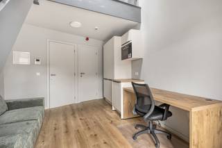 <p>**Vraag uw brochure/bezoek aan**<br /><br />De Brusselsestraat is een van de oudste en belangrijkste toegangswegen tot het centrum van Leuven. De straat ontleent haar naam aan de historische verbindingsweg tussen Leuven en Brussel. Oorspronkelijk was deze straat opgedeeld in drie delen, elk met een eigen benaming.<br />Residentie Vinea bevindt zich specifiek in het deel genaamd de Wijngaardstraat, waarvan de residentie ook haar naam afleidt. Dit pand geniet van een uitstekende ligging in het hart van Leuven, in de onmiddellijke nabijheid van diverse faculteiten, voorzieningen en het UZ Gasthuisberg.<br />De residentie omvat 8 studentenkamers, elk uitgerust met eigen sanitair. Op het gelijkvloers is een inpandige fietsenstalling voorzien, terwijl de eerste verdieping beschikt over een gemeenschappelijke keuken met een aangenaam terras. Naast de functionele indeling zorgen de kwalitatieve materiaalkeuze en de hoogwaardige afwerking voor een duidelijke meerwaarde en een hedendaagse uitstraling van het gebouw.<br /><br />UNIT 00.01: Kamer gelijkvloerse verdieping aan de voorzijde (15,84 m2) met privatieve badkamer.<br />UNIT 01.01: Kamer eerste verdieping aan de voorzijde (16,76 m2) met privatieve badkamer<br />UNIT 01.02: Kamer eerste verdieping aan de achterzijde (20,86 m2) met privatief terras en badkamer<br />UNIT 02.01: Kamer tweede verdieping aan de voorzijde (16,76 m2) met privatieve badkamer<br />UNIT 02.02: Kamer tweede verdieping aan de achterzijde (15,77 m2) met privatieve badkamer<br />UNIT 02.03: Kamer tweede verdieping aan de achterzijde (15,35 m2) met privatieve badkamer<br />UNIT 03.01: Kamer derde verdieping aan de voorzijde (16,76 m2) met hoogslaper en privatieve badkamer<br />UNIT 03.02: Kamer derde verdieping aan de achterzijde (15,00 m2) met hoogslaper en privatieve badkamer<br /><br />Interesse in een bezoek ter plaatse? Met plezier ! Contacteer onze Expert Investeringsvastgoed Jacky: 0495 53 46 49 of jacky@connect-immo.be<br /><br />EPB Startverklaring!<br />*Foto's zijn referenties van voorgaande gerealiseerde projecten</p>