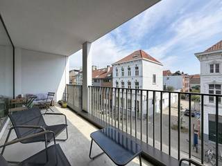 Het historisch centrum van Gent ligt op wandelafstand, er is tevens een vlotte aansluiting met de binnenring en het station Gent-Dampoort is gelegen in de onmiddellijke omgeving.<br /><br />Indeling van het appartement:<br />inkomhal met apart gastentoilet - ruime en lichtrijke leefruimte met toegang tot het groot terras - volledig geïnstalleerde open keuken - berging -<br />2 slaapkamers - badkamer met bad (mogelijkheid tot douche) en dubbel lavabomeubel - kelderberging.<br /><br />Dé trekpleister is de ruime, lichtrijke leefruimte met zijn volledige glaswand van vloer tot plafond. Via het schuifraam heb je toegang tot het groot, overdekt, zuidgericht terras.<br /><br />De autostaanplaats dient mee gehuurd te worden aan 100,00 euro/maand.<br /><br />De gemeenschappelijke kosten bedragen 75,00 euro/maand.<br /><br />Beschikbaar vanaf 01/10/2026!