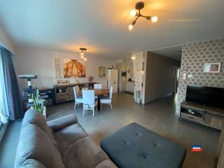 <p><span>HOBOKEN - PERFECT ONDERHOUDEN NIEUWBOUW APPARTEMENT (BJ 2009) MET TWEE SLAAPKAMERS, TWEE TERRASSEN EN ACHTERLIGGENDE OVERDEKTE AUTOSTAANPLAATS - RUSTIG GELEGEN OP DE EERSTE VERDIEPING VAN VERZORGD GEBOUW - EPC A | </span></p><p><span>Indeling als volgt: inkomhal - woonkamer met terras - open, geïnstalleerde keuken - badkamer met lavabomeubel en ligbad - toilet - twee slaapkamers - terras. Overdekte autostaanplaats met automatische sectionale poort achteraan het gebouw. </span></p><p><span>De maandelijkse huurprijs bedraagt 975 euro + 45 euro maandelijkse kosten (voor minuterie, onderhoud, ...).</span></p><p><span>Ideaal gelegen in rustige woonwijk in de onmiddellijke omgeving van winkels, openbaar vervoer, scholen en natuurgebied.</span></p><p><span>Het appartement is onmiddellijk beschikbaar.</span></p><p><span>De ramen zijn dubbel, hoogrendementsglas PVC.</span></p><p><span>De elektriciteit is conform het AREI.</span></p><p><span>Nieuwe verwarmingsketel (condensatie - 2021).</span></p><p><span>Aparte meters voor elektriciteit, gas en water.</span></p><p><span>Het appartement is geschikt voor maximum 3 personen en is bestemd om te worden gebruikt als hoofdverblijfplaats, het houden van een commerciële activiteit is dus niet toegelaten.</span></p><p><span>3 Maanden huurwaarborg zijn vereist.</span></p><p><span>Huisdieren zijn niet toegelaten, tenzij met schriftelijke toestemming van de eigenaar.</span></p><p><span> </span></p>