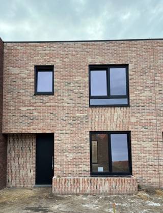 VOLLEDIG AFGEWERKTE BEN nieuwbouwwoning op 326m² VOLLEDIG AFGEWERKTE BEN (E-peil max E10) nieuwbouwwoning gelegen op een mooi perceel van +-...