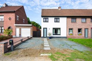 Op zoek naar een volledig instapklare halfopen woning met een ruime tuin, parkeergelegenheid en een uitstekende bereikbaarheid?<br />Dan is deze woning zeker een kijkje waart!<br /><br />Op het gelijkvloers beschikt de woning over een ruime woonkamer met open keuken, voorzien van toestellen. Verder is er een badkamer met toilet, bad/douche, lavabomeubel en aansluitingen voor de wasmachine.<br />De eerste verdieping omvat een multifunctionele ruimte die kan dienen als bureau, hobbykamer, dressing of slaapgedeelte. Daarnaast is er een ruime slaapkamer. Via een vaste trap bereikt u de zolderverdieping, waar een tweede slaapkamer is ingericht.<br /><br />Een absolute troef is de ruime westgerichte tuin. Deze beschikt over maar liefst drie terrassen, een praktisch gemetst tuinhuis en een extra bergruimte die ingericht is als bar. <br />Dankzij de halfopen bebouwing is de tuin ook bereikbaar via de zijkant.<br /><br />Een extra meerwaarde is de oprit waar minstens twee wagens kunnen parkeren. De woning is uitstekend gelegen met een vlotte verbinding naar de E19 en Antwerpen, Mechelen en Brussel. Ook fietsers en sportliefhebbers vinden in de omgeving tal van mogelijkheden.<br /><br />Kortom: een instapklare halfopen woning met 2 slaapkamers, een multifunctionele ruimte, ruime westgerichte tuin, 3 terrassen, praktische bijgebouwen en parkeergelegenheid voor minstens 2 wagens.<br /><br />Ontdek de woning alvast virtueel:<br />https://my.matterport.com/show/?m=5EBqmhZ8ce6<br /><br />Meer info of een bezoek? Contacteer Gino Haeck<br />gino@mondovastgoed.be<br />0491/10.27.33