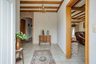 Deze ruime open bebouwing, gebouwd in 1994, ligt op de grens van Duffel met Sint-Katelijne-Waver en werd steeds met de grootste zorg onderhouden. De woning is ontworpen als laagbouwvilla met 2 slaapkamers en de badkamer op het gelijkvloers, maar de immense zolder kan verder omgevormd worden tot minstens 3 extra slaapkamers. <br /><br />Bij het betreden van de woning komen we via de inkomhal in de ruime woonkamer terecht. Deze staat in verbinding met de eetkamer, een uitgeruste keuken en lichtrijke veranda. Er is een berging en aparte wasruimte voorzien en de woning heeft ook een afzonderlijk gastentoilet. Via de nachthal vinden we op het gelijkvloers 2 slaapkamers en een badkamer uitgerust met bad en douche. <br /><br />De garage biedt toegang tot de immense geïsoleerde zolder van zo'n 140 m2, geschikt om extra kamers van te maken.<br /><br />Buiten kan je van een ruime tuin genieten met een grootte van 1482 m2, met zicht op achterliggend groen. Hier staat ook een stenen garagegebouw, wat tevens kan dienen als werkhuis, van zo'n 40 m2 groot.<br /><br />De woning heeft reeds een gunstige EPC-score van 261 kWh/m2 jaar (C-label) en is asbestveilig.<br /><br />Pandenjagers is een innovatief vastgoedkantoor en kiest bewust voor een unieke en transparante aanpak. Bij ons bestaat de totale aankoopprijs altijd uit twee duidelijke onderdelen: de vraagprijs die bovenaan in de advertentie vermeld staat, plus onze vaste commissie van 10.000 euro incl. BTW. Dankzij deze open prijsstructuur krijgt u als koper vanaf het eerste moment een eerlijke inkijk hoe de totale prijs van het pand tot stand is gekomen. <br /><br />Interesse in dit pand? Contacteer ons voor een bezoek via 015/677.000 of info@pandenjagers.be.