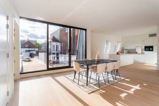 Luxury penthouse in “The Roastery”, on the former Jespers coffee roastery site.
Perfectly located between the Fashion District, the trendy Zuid and the historic city centre, close to the Scheldt quays and the famous Kloosterstraat.
High-end finishes: continuous light parquet, custom-made details and premium materials. The spacious living room is bathed in natural light thanks to large windows and sliding doors opening onto a generous 31 m² rooftop terrace – ideal for a morning coffee or atmospheric dinner.
Open kitchen with ceramic stone countertop, handleless cabinets and AEG appliances. Adjacent storage/laundry room.
Two full bedrooms, each with its own bathroom. The master features a rain shower, bathtub, double sink and extra toilet, tastefully finished in marble and light wood. The second bedroom has its own walk-in shower and washbasin. Separate guest toilet.
One or two basement storage units available for purchase.
Sale subject to VAT.