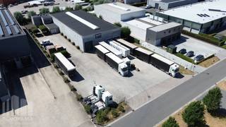 Uitstekend gelegen bedrijfsgebouw bestaande uit een magazijnruimte van +/- 900 m² met aansluitend +/- 24 m² kantoorruimte en een comfortabele bedrijfswoning van +/- 165 m², gelegen op een perceel van 3.487 m².<br /><br />Het geïsoleerde (logistieke) magazijn heeft een oppervlakte van +/- 900 m² opgebouwd uit een staalconstructie in combinatie met betonpanelen. De ruimte met een vrije hoogte van 6,40 meter is toegankelijk via 2 laadkades en 1 automatische sectionale poort (4 m x 4,54 m) en is voorzien van een gepolierde betonvloer, een steeldeck met lichtstraat en TL verlichting. Aanpalend is een kantoorruimte van 24 m².<br /><br />De bedrijfswoning omvat op het gelijkvloers aan ruime inkom, een lichtrijke zithoek met zicht op de open keuken en gezellige eetplaats. Bijkomend is er een berging, gastentoilet en een praktisch ingerichte wasplaats.<br />Op de eerste verdieping bevinden zich 3 volwaardige slaapkamer, een badkamer met bad en douche, een afzonderlijk toilet, en een polyvalente hobbyruimte. De ruime en knap aangelegde tuin met tuinberging zorgt voor extra ontspanning en een aangenaam zicht uit de leefruimte. De woning wordt verwarmd via centrale verwarming op gas en gekoeld via verschillende airco toestellen.<br /><br />Deze eigendom vormt de ideale uitvalsbasis voor een onderneming die wonen en werken op één locatie wenst te combineren.<br /><br />Strategisch gelegen op het lokale bedrijventerrein Lammersakker in Tielt, met een uitstekende bereikbaarheid via de N37 en N35. Dankzij de nabijheid van de E403 en de vlotte verbinding richting de E17 geniet het bedrijfsgebouw van een optimale ontsluiting voor zowel lokaal als regionaal verkeer.<br /><br />Contacteer PANORAMA B2B voor bijkomende (technische) inlichtingen, plannen of een vrijblijvend plaatsbezoek op het nummer 0476 215 115.