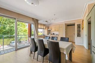 Deze aangename assistentiewoning van 51 m² is gelegen in Residentie Ennea, op een gunstige locatie nabij het centrum van Sint-Niklaas. Dankzij de centrale ligging bevinden winkels, voorzieningen en het stadscentrum zich op korte afstand.<br /><br />De woning beschikt over een lichtrijke leefruimte met ingerichte keuken, die aansluit op het aangename terras. Verder is er een slaapkamer en een badkamer met douche, lavabo en toilet.<br /><br />Residentie Ennea biedt een rustige en comfortabele woonomgeving, gecombineerd met de nabijheid van het stadscentrum en diverse voorzieningen.<br /><br />Deze assistentiewoning is ideaal voor wie op zoek is naar comfortabel en zelfstandig wonen, maar kan eveneens interessant zijn als investering.<br /><br />Interesse of wenst u meer informatie? Neem gerust contact op voor een afspraak of een bezichtiging.<br />manon@woonvast.be/ +32 493 72 43 21