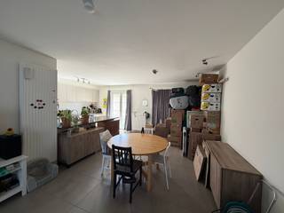 Op zoek naar een moderne en energiezuinige nieuwbouwwoning met alle comfort? Deze stijlvolle woning combineert een praktische indeling met hedendaags wooncomfort en beschikt over 3 slaapkamers, een aangename tuin met terras en een private staanplaats voor de wagen.<br /><br />Op het gelijkvloers wordt u verwelkomd in de inkomhal, die toegang biedt tot de ruime en lichtrijke leefruimte. De open keuken vormt het centrale hart van de woning en sluit mooi aan bij de leefruimte. Aansluitend is er een handige berging voorzien. Vanuit de leefruimte heeft u rechtstreeks toegang tot de tuin met terras, ideaal om te genieten van het buitenleven.<br /><br />Op de eerste verdieping bevinden zich drie volwaardige slaapkamers. Daarnaast beschikt de woning over een moderne badkamer, uitgerust met zowel een ligbad als een inloopdouche. Een afzonderlijk toilet vervolledigt deze verdieping.<br /><br />Als extra troef beschikt de woning over een private staanplaats voor de wagen.<br /><br />Bezoekmoment: Dinsdag 01/09 vanaf 17u (op afspraak)<br /><br />Rondom de woning bevindt zich een aangename, groene omgeving die periodiek wordt onderhouden. Hiervoor wordt een bijdrage van € 50 / maand aangerekend.<br /><br />Een ideale woning voor wie op zoek is naar modern wooncomfort, een praktische indeling en een aangename buitenruimte.