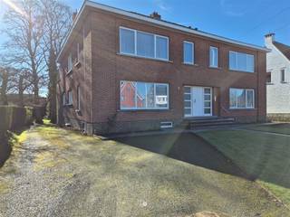 SINT NIKLAAS - Vous êtes à la recherche d'un appartement spacieux et facile d'accès avec un garage et un sous-sol spacieux ?Ce bien est peut-être...