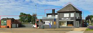 Voor een afspraak bel Kim 0473 72 33 62<br /><br />Eigen gebruik of investeringsvastgoed op een zeer commerciële ligging ?<br /><br />Een handelsgelijkvloers van 129 m² met daarboven een appartement van 98m² aan de rand van het centrum van Lummen en op 1 minuut rijden van de op -en afritten E313/E314.<br />Een ideale en opvallende ligging langs de ringlaan en aan het rondpunt waar iedereen voorbij moet wie van Lummen naar Heusden-Zolder of Beringen moet en voor wie de autostrade op wil.<br /><br />Dit handelspand was vroeger een goed draaiende frituur, daarna een succesrijke fietsenwinkel en de laatste jaren een boetiek met achteraan een krantenwinkel.<br />Het handelsgedeelte is 121m² met een aparte keuken van 6,50m² en een toilet.<br />Bij het handelsgedeelte hoort nog een afgesloten garage.<br /><br />Het appartement is verhuurd en heeft een aparte inkom.<br />Indeling : gelijkvloers : inkomhal en berging.<br />Op de eerste verdieping is de ruime leefruimte met veel lichtinval, een keuken, een badkamer met dubbele lavabo (ligbad en douche), 2 slaapkamers, het toilet en een terras van 30m².<br /><br />Het handelspand en het appartement hebben twee verschillende adressen. <br /><br />Ramen pvc en dubbel glas.<br />Centrale verwarming op aardgas.<br /><br />Alle documenten zijn te raadplegen op onze website www.immobennysimons.be <br /> 