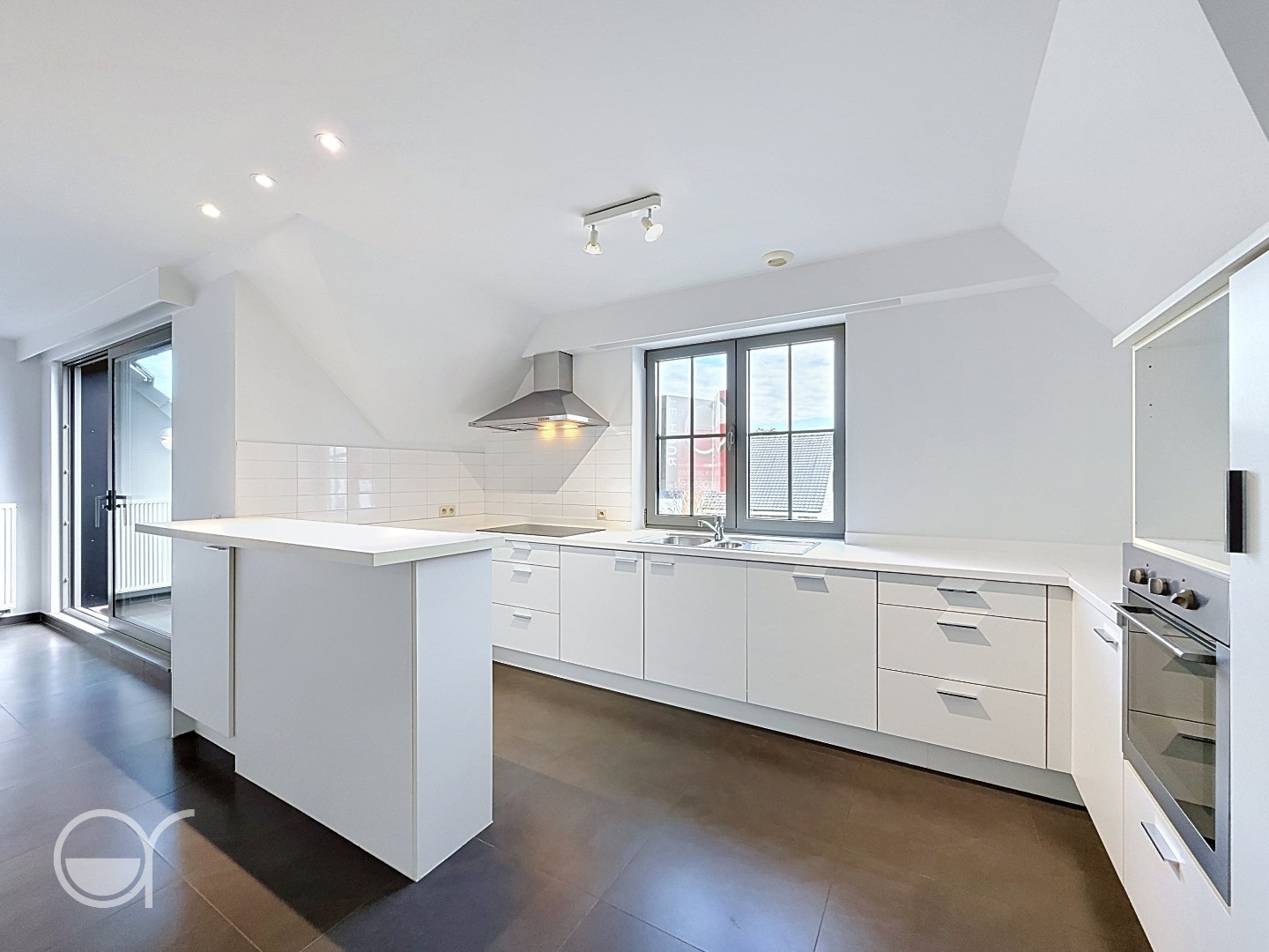 Lichtrijk duplexappartement met 2 slaapkamers, terras, garagebox én staanplaats - foto 4