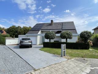 <p><span>Dit is 1 van de knapst ontworpen woningen die we tot nu toe mochten verkopen, en bovendien is ze gelegen vlak aan het centrum van Landen, met scholen, winkels, grootwarenhuizen en winkels om de hoek. En niet te vergeten: de trein en E40 richting Brussel-Luik zijn vlakbij. Het huis zelf bestaat uit een staalconstructie die nadien nog werd na-geïsoleerd en voorzien van 18 zonnepanelen en CV op warmtepomp waardoor een EPC van 81 kWh/m2 wordt behaald! De buitenschil oogt alsof het een nieuwbouw is en ook tuin en buitenaanleg zijn hedendaags ingericht. Binnenin is er ruimte zat: op het gelijkvloers is er een knappe inkomhal met toilet en vestiaire, ruime eetplaats en vernieuwde, volledig uitgeruste keuken met aansluitend een berging en wasruimte. Op het tussenverdiep is er een zithoek en de master bedroom met recente badkamer, Het bureel en een extra gezellige loungehoek met haard en bar bevinden zich nog een half verdiepje hoger. De 2 kinderkamers liggen aan de achterzijde en hebben een eigen badkamer.</span></p><p><span>Er zijn 2 grote garages en er is tevens een tuinberging in het huis verwerkt, langs de achterzijde bereikbaar.</span></p><p><span>De specifieke stijl zal eenieder met goede smaak zeker kunnen bekoren! Snel zijn is de boodschap!</span></p>