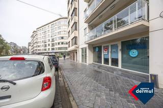 Ontdek deze veelzijdige handels- of kantoorruimte, ideaal gelegen in Residentie Hyde Park, pal in het bruisende centrum van Oostende. Dankzij de centrale ligging geniet u van een uitstekende visibiliteit en vlotte bereikbaarheid voor zowel klanten als medewerkers. De gelijkvloerse ruimte is flexibel in te richten en leent zich perfect voor diverse doeleinden: winkel, kantoor, praktijk of vrij beroep. Daarnaast beschikt het pand over een praktische kelderruimte, ideaal voor extra opslag of archief. Een unieke kans voor wie op zoek is naar een strategisch gelegen commerciële ruimte in de Koningin der Badsteden.