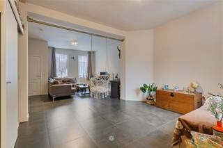 RONSE - Op zoek naar een gerenoveerde woning met 3 slaapkamers te centrum Ronse?Dan is dit pand misschien wel iets voor u! De belangrijkste kenmerken...