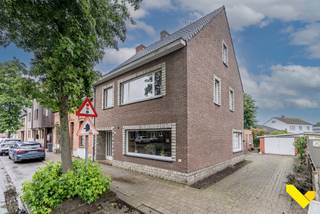 Ruime centraal gelegen gezinswoning met 4 slaapkamers.<br /><br />We betreden deze woning via de inkomhal met gastentoilet en gaan zo door naar de voorste lichtrijke leefruimte met grote ramen. Achterliggend vinden we de keuken met een doorsteek naar berging met cv-ketel en achterliggende eetkamer/bureau/... met zicht op de tuin. Ook is er in de keuken een toegang naar een voorraadkelder. Verder is er op het gelijkvloers een badkamer voorzien met lavabo en douche. <br /><br />Op de eerste verdieping hebben we 4 slaapkamers en in de hal een luik naar de zolder die mogelijkheden heeft naar afwerking voor kamers etc. <br /><br />Aan de buitenzijde werd een oprit voorzien richting de garage en achteraan een leuke tuin die van de avondzon geniet. <br /><br />Gelegen op een interessante locatie te Geel-Zammel met winkels, openbaar vervoer en scholen op wandel-/fietsafstand en makkelijke verbinding naar omliggende gemeenten en de E313. <br /><br />Bent u geïnteresseerd in deze eigendom en wenst u een bezoek? Bel ons op het nummer 014 58 02 08.