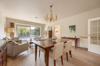 Op een rustige en groene locatie aan de rand van Hoboken, op wandelafstand van scholen, winkels en openbaar vervoer, vinden we dit verzorgde appartement met 3 slaapkamers, terras, garagebox en kelderberging.<br />Het appartement bevindt zich op de eerste verdieping van een kleinschalig gebouw met lift.<br /><br />Aan de straatzijde een ruime living op mooie parketvloer. Een kamerbrede schuifraam zorgt voor veel lichtinval en geeft uit op het balkon met uitzicht op een mooie bomenrij voor het gebouw. Drie slaapkamers, een vernieuwde badkamer met inloopdouche, lavabomeubel en een apart gastentoilet bieden ruim wooncomfort. Via één van de slaapkamers wordt het terras aan de achterzijde bereikt.<br /><br />Het appartement beschikt ook ver een private kelderberging en een garagebox (inbegrepen in de geadverteerde prijs) in het achterliggende garagecomplex. <br />Doorheen de jaren werd dit appartement met zorg gerenoveerd. Zo werd er nieuw aluminium buitenschrijnwerk geplaatst, de keuken en de badkamer werden vernieuwd alsook werd er een mooie parketvloer in hal en woonkamer geplaatst.<br /><br />Een solide appartement met een praktische indeling Dankzij de gunstige ligging zijn zowel Antwerpen, de Ring als de A12 vlot bereikbaar.<br /><br />Troeven:<br />- garagebox inbegrepen in de prijs<br />- EPC A<br />- 3 slaapkamers<br />- Ruime en lichtrijke woonkamer met parketvloer<br />- Terras <br />- Vernieuwde keuken en badkamer<br />- Nieuw aluminium buitenschrijnwerk<br />- Private kelderberging<br />- Kleinschalig gebouw met lift<br />- Rustige ligging<br /><br /><br />Het grondplan en het EPC rapport kan u reeds bekijken via de Wellimmo-site ('documenten')<br /><br />📩 Meer info of een bezoek: info@wellimmo.net<br />📞 03/225 00 68 <br /><br />