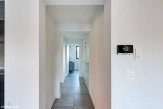 MODERN APPARTEMENT MET 2 SLAAPKAMERS EN OVERDEKT TERRAS IN HET CENTRUM VAN HOESELTIn het centrum van Hoeselt bevindt zich dit modern appartement aan...