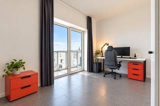 Quares - TREVI Groep presenteert :<br />Op zoek naar een slimme investering of een eigen stek in Antwerpen? Deze lichtrijke studio van 30 m² in de Ellermanstraat, op de 4de verdieping, combineert comfort met een topligging. De ruimte is praktisch ingedeeld met een open leef- en slaapgedeelte, bemeubeld met kast, bureau, tweepersoonsbed en gordijnen. De keuken is voorzien van voldoende kastruimte, ingewerkte oven, lavabo, dampkap, en kookvuur. Dankzij de onderhoudsvriendelijke tegelvloer en de aparte berging voor wasmachine en droogkast geniet je van extra gemak. Het terras en het open uitzicht zorgen voor een ruim en rustig gevoel.<br /><br />De studio is momenteel nog verhuurd tot en met april volgend jaar en is meteen instapklaar of perfect voor verhuur.<br /><br />Gelegen op wandelafstand van Park Spoor Noord, scholen, winkels en horeca, met tram, bus en belangrijke invalswegen vlakbij, geniet je hier van een uitstekende bereikbaarheid én groen in de buurt. Een compacte topper met grote troeven! <br /><br />TROEVEN:<br />-Gunstig EPC (A)<br />-Extra privatieve kelderberging<br />-Conforme elektrische keuring<br />-Uitstekende locatie<br />-Lichtrijk<br />-Terras<br />Voor meer info, zie www.quares.be