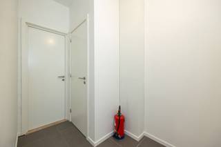 <p>Toplocatie in Mortsel: jouw nieuwe handelsruimte staat klaar!</p>
<p>Ben je op zoek naar een zichtbare, professionele en onmiddellijk inzetbare locatie voor jouw onderneming?<br />Deze lichtrijke handelsruimte van 65 m² ligt pal aan de drukke Statielei in Mortsel, een plek waar dagelijks duizenden passanten langskomen. Ideaal om jouw zaak maximaal in de kijker te zetten.<br />Waarom deze locatie een sterke keuze is voor jouw onderneming<br />• Grote vitrine met automatische winterdeur: perfecte zichtbaarheid en professionele uitstraling<br />• Geschikt voor winkel, kantoor, salon, praktijkruimte of consultatie<br />• Instapklaar en onmiddellijk beschikbaar<br />• Airco voor optimaal comfort<br />• Praktische keuken<br />• Overdekte koer voor extra opslag<br />• Berging voor voorraad of materiaal + toilet<br />• Aparte bureauruimte, ideaal als backoffice, consultatieruimte of discrete werkplek<br />• Uitstekend bereikbaar met openbaar vervoer, fiets en wagen<br />• Parkeergelegenheid in de directe omgeving</p>
<p>Een kans die ondernemers niet willen missen<br />Met deze locatie kies je voor zichtbaarheid, professionaliteit en een vlotte start.<br />Perfect voor wie zonder verbouwingen of tijdverlies wil starten of uitbreiden.</p>
<p>Interesse?<br />Neem vandaag nog contact op voor meer informatie of een bezichtiging. Deze ruimte is klaar voor jouw volgende stap.</p>