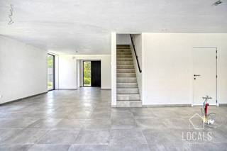 Ontdek deze moderne en lichtrijke halfopen nieuwbouwwoning, gebouwd met oog voor kwaliteit, energiezuinigheid, comfort en duurzaamheid. Bij...