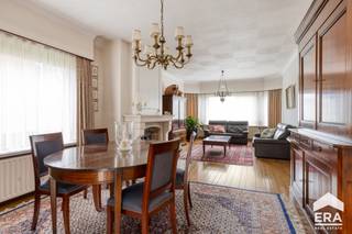 <p><strong>Charmante gezinswoning met 3 slaapkamers.</strong></p>
<p>Bent u op zoek naar een <strong>ruime gezinswoning met karakter</strong>, veel lichtinval en tal van mogelijkheden? Dan zal deze <strong>charmante woning</strong> u ongetwijfeld weten te bekoren.</p>
<p>Dankzij de <strong>vele raampartijen</strong> geniet de woning van een overvloed aan natuurlijk licht, wat zorgt voor een aangename en warme sfeer in elke leefruimte. De ruime woonkamer straalt <strong>gezelligheid</strong> uit en wordt extra geaccentueerd door de <strong>prachtige volhouten parketvloer</strong>, die zorgt voor een tijdloze uitstraling.</p>
<p>De woning beschikt over <strong>drie slaapkamers</strong> en biedt daarnaast op het gelijkvloers een extra ruimte die flexibel kan worden ingericht volgens uw noden. Deze kamer is eveneens voorzien van een volhouten parketvloer en leent zich perfect als hobbyruimte, bureau, speelkamer of zelfs als <strong>extra slaapkamer.</strong></p>
<p><strong>Enkele troeven:</strong></p>
<ul><li>Ruime gezinswoning met veel charme</li><li>Grote raampartijen en uitzonderlijke lichtinval</li><li>Extra multifunctionele ruimte op het gelijkvloers</li><li>Tal van indelings- en gebruiksmogelijkheden</li><li>Aangename en warme woonbeleving</li><li>Aangenaam perceel</li><li>Gunstige ligging</li></ul>
<p>Deze woning combineert <strong>ruimte, karakter en flexibiliteit</strong>, waardoor ze perfect aansluit bij de wensen van een modern gezin of iemand die extra ruimte zoekt voor thuiswerk of hobby's.</p>