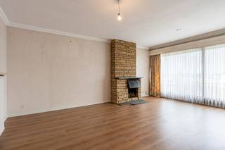Dit appartement is gelegen in het centrum van Eeklo op de derde verdieping van de statige residentie Molenberg. Door de jaren heen werd het appartement opgefrist maar de mogelijkheid bestaat nog steeds om uw eigen touch te geven.<br /><br />Bij het binnenkomen springt de ruime woonkamer in het oog met veel natuurlijk lichtinval dankzij het grote schuifraam dat toegang geeft tot het balkon vooraan. Vanop het balkon is er een ruim zicht tot aan de kerk van Eeklo. De woonkamer is tevens voorzien van een gezellige open haard. Achteraan bevinden zich 2 volwaardige slaapkamers waarvan de master bedroom ook nog een eigen ruim terras heeft met een heerlijke zuidwest oriëntatie. <br /><br />In de kelderverdieping is er een private berging voorzien en er is de mogelijkheid om een garagebox bij te kopen achteraan de residentie.<br /><br />Indeling:<br />- inkomhal<br />- royale woonkamer met veel lichtinval <br />- apart deels ingerichte keuken<br />- praktische berging<br />- apart toilet<br />- badkamer met badkamermeubel en ligbad<br />- 2 slaapkamers<br />- terras vooraan en achteraan met open zichten<br />- privatieve kelderberging<br />- mogelijkheid tot aankoop garagebox<br /><br />Het appartement beschikt tevens over een energiezuinig EPC B-label en is vrij bij akte!<br /><br />Centrale verwarming op aardgas met een collectieve CV-ketel.<br /><br />Kom dit charmante appartement met veel mogelijkheden zelf ontdekken en maak snel uw afspraak!<br />09/377 31 77 - vastgoed@aclea.be<br />