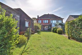 <p><span>Op zoek naar een rustig gelegen woning met uitbreidingsmogelijkheden op een ruim perceel? <br /></span><span>Dan is deze woning in de Gentstraat in Melsele beslist het bekijken waard. <br />Op een perceel van maar liefst 633 m² geniet u hier van ruimte, terwijl u toch dichtbij het hart van Melsele en de belangrijkste voorzieningen woont. Een ideale combinatie voor wie rustig wil wonen, maar niet afgelegen.<br /><br /></span><span>De woning heeft een praktische indeling en biedt heel wat mogelijkheden. Op het <strong>gelijkvloers</strong> vinden we een inkomhal, apart toilet, een aangename lichtrijke leefruimte, een aansluitende keuken en een handige berging. Via het overdekte terras bereikt u de tuin, waar de beschikbare oppervlakte ongetwijfeld extra mogelijkheden biedt voor wie graag buiten leeft, wil tuinieren of de woning verder wenst uit te breiden.<br /><br /></span><span>Op de <strong>eerste verdieping</strong> bevinden zich drie slaapkamers, allemaal voorzien van inbouwkasten, en een ruime badkamer met ligbad, handdouche, toilet en dubbele lavabo. Een absolute troef is de grote <strong>zolderverdieping</strong> van ca. 40 m². Deze ruimte biedt, mits de nodige aanpassingen, tal van mogelijkheden als extra slaapkamer, hobbyruimte, bureau of polyvalente ruimte.<br /><br /></span><span>Daarnaast beschikt de woning over een garage van ruim 20 m² en een aansluitende fietsenberging van maar liefst 15 m². Aan bergruimte dus geen gebrek. De woning is voorzien van PVC-ramen met HR-glas en centrale verwarming op aardgas. Met een EPC-label D is er bovendien geen renovatieverplichting van toepassing.<br /><br /></span><span>Deze woning is vooral interessant voor wie verder kijkt dan wat vandaag aanwezig is. Het ruime perceel, de grote zolder, de garage en de praktische indeling vormen samen een uitstekende basis om de woning verder naar eigen smaak, behoeften en woonwensen aan te pakken.<br /></span><span>Een woning met ruimte, potentieel en een perceel dat mogelijkheden biedt. Kom zelf ontdekken wat u hier allemaal kunt realiseren!<br /><br />Interesse of graag een bezoek ter plaatse? Contacteer ons via verkoop@homevast.be of 03 344 77 44 voor meer info en/of een bezoek.<br /></span></p>