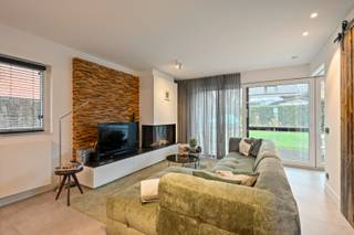 Deze halfopen bebouwing gelegen in een rustige kindvriendelijk wijk biedt naast een EPC A (62), hoogstaande afwerking, 3-4 slaapkamers,...