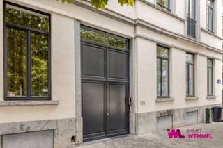 Deze recent gebouwde studio uit 2020, gelegen op de eerste verdieping, verkeert in zeer goede staat en heeft een oppervlakte van 46m². Bij het binnenkomen kom je terecht in een inkomhal die uitgeeft op de lichtrijke leefruimte met open, volledig ingerichte keuken. Aansluitend bevindt zich het terras van 7,43 m², waar je aangenaam kan vertoeven. De flat beschikt over een afzonderlijke douchekamer, een afzonderlijk toilet en een praktische wasruimte met aansluiting voor wasmachine en droogkast.<br />Kelder nr. 51 is inbegrepen in de prijs. Er is bovendien de mogelijkheid om parkeerplaats P10 aan te kopen aan 35.000 €.<br />Met een EPC-label C combineert deze flat comfort met een gunstige energieprestatie. Dankzij de moderne afwerking, het comfortabele terras en de centrale ligging vormt dit een ideale starterswoning of een interessante investering.