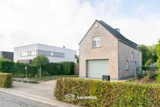 VALIMMAS verkoopt in het landelijke Mollem deze welgelegen en zeer verzorgde villa met garage en mooie tuin....    

Het gelijkvloers omvat een inkomhal, een toilet, een grote living met open ingerichte keuken, en een garage met wasplaats.    
De verdieping herbergt een nachthal, 4 slaapkamers, een dressing en een ruime badkamer met ligbad/jacuzzi en inloopdouche.   
De zolderruimte, ideaal als extra opbergruimte en eventueel nog verder in te richten, is bereikbaar via een luik.    
Onder de volledige woning bevinden zich kruipkelders.   
De tuin is volledig omheind en uitgerust met een (deels overdekt) terras, een gazon en een houten tuinhuis.   
De voortuin is deels verhard met grind en biedt plaats aan twee wagens.   

Inclusief 24 zonnepanelen (5,88 kWp) = gratis elektriciteit + groenestroomcertificaten (= € 350 per 1000 KW opbrengst (nog tot 26/02/2030)) !   
Energiezuining, EPC slechts 113 kWh/m². Asbestveilig! 

Zeer nette en goed onderhouden woning, met een stemmige inrichting en alle hedendaags comfort. Direct instapklaar.  Inclusief de thans aanwezige raamdecoratie en verlichting ! 

Rustige en landelijke ligging in recente verkaveling tegenover sportterein Juve Mollem, op een boogscheut van de kerk, Manege Golden Club, lagere school, scouts,….   Op 1,2km van station Mollem en 450m van bushalte De Lijn (216).  Gemakkelijke verbindingen naar Asse, industriezone Mollem, Merchtem, Wemmel, …    