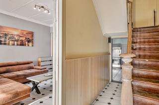 Gesloten woning met afzonderlijke studio met huisnummer 39A (kangoeroe wonen is mogelijk!), afzonderlijke garage en stadstuintje op gegeerde locatie in Oostakker. De woning is te renoveren en bevat op het gelijkvloers een inkomhal, een ruime leefruimte, een ruime basis keuken, een badkamer met twee lavabo’s, een bad en een toilet en een wasplaats/berging. Op de eerste verdieping is er een nachthal, twee ruime slaapkamers en een kleine slaapkamer en op de tweede verdieping is er nog een ruime in te richten zolderkamer. De woning beschikt over alle comfort en wordt centraal verwarmd met stookolie. Het buitenschrijnwerk bestaat uit hout met dubbel glas en rolluiken. Er is eveneens een afzonderlijk toegankelijke studio met leefruimte en keuken, een slaapkamer en een badkamer met lavabo, douche en toilet. De totale oppervlakte van het perceel is 289m².<br />Wil u deze charmante te renoveren woning met heel wat potentieel in Oostakker bezoeken? Stuur dan een mail naar gunther@loimmo.be en wij nemen contact met u op.