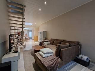 Bij het betreden van de woning komt u terecht in de living, die naadloos aansluit op de open keuken. Deze keuken is uitgerust met een dampkap...